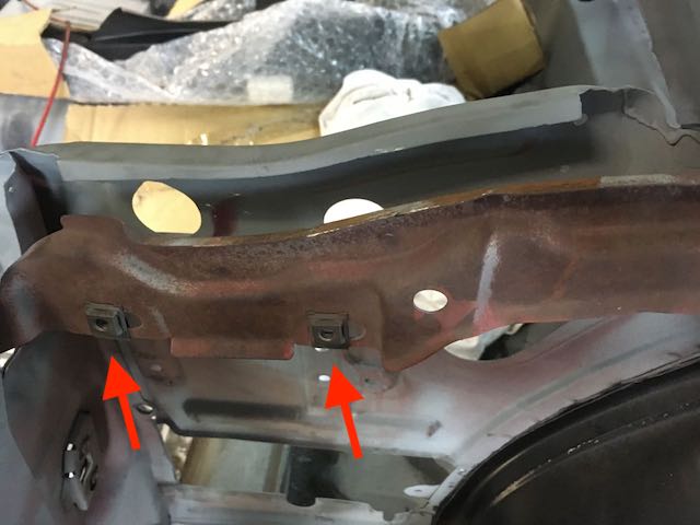 mustang67_rear_quarter_window_cage_nut_retainer_clips.jpg
